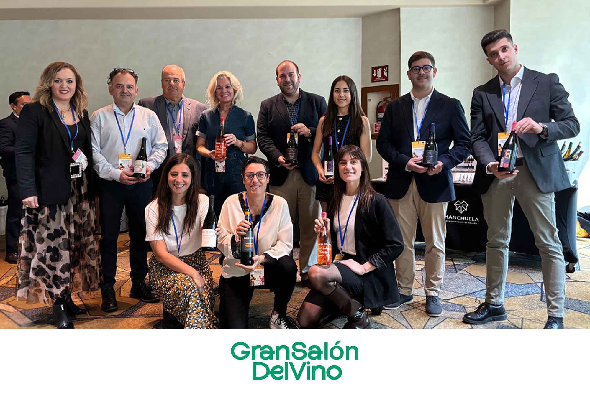 imagen de representantes de la do manchuela y las bodegas participantes en el gran salon del vino de mexico