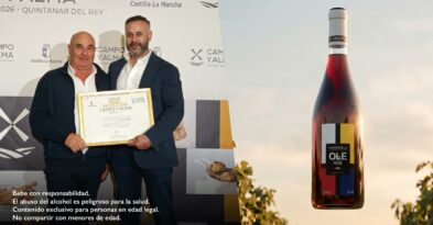 Entrega del Premio Gran Selección Campo y Alma 2026 al mejor vino rosado Olé de Rosé de la D.O. Manchuela en Quintanar del Rey junto a una botella del producto.