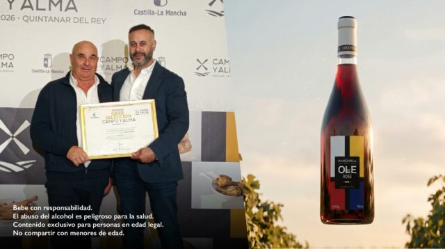 Entrega del Premio Gran Selección Campo y Alma 2026 al mejor vino rosado Olé de Rosé de la D.O. Manchuela en Quintanar del Rey junto a una botella del producto.
