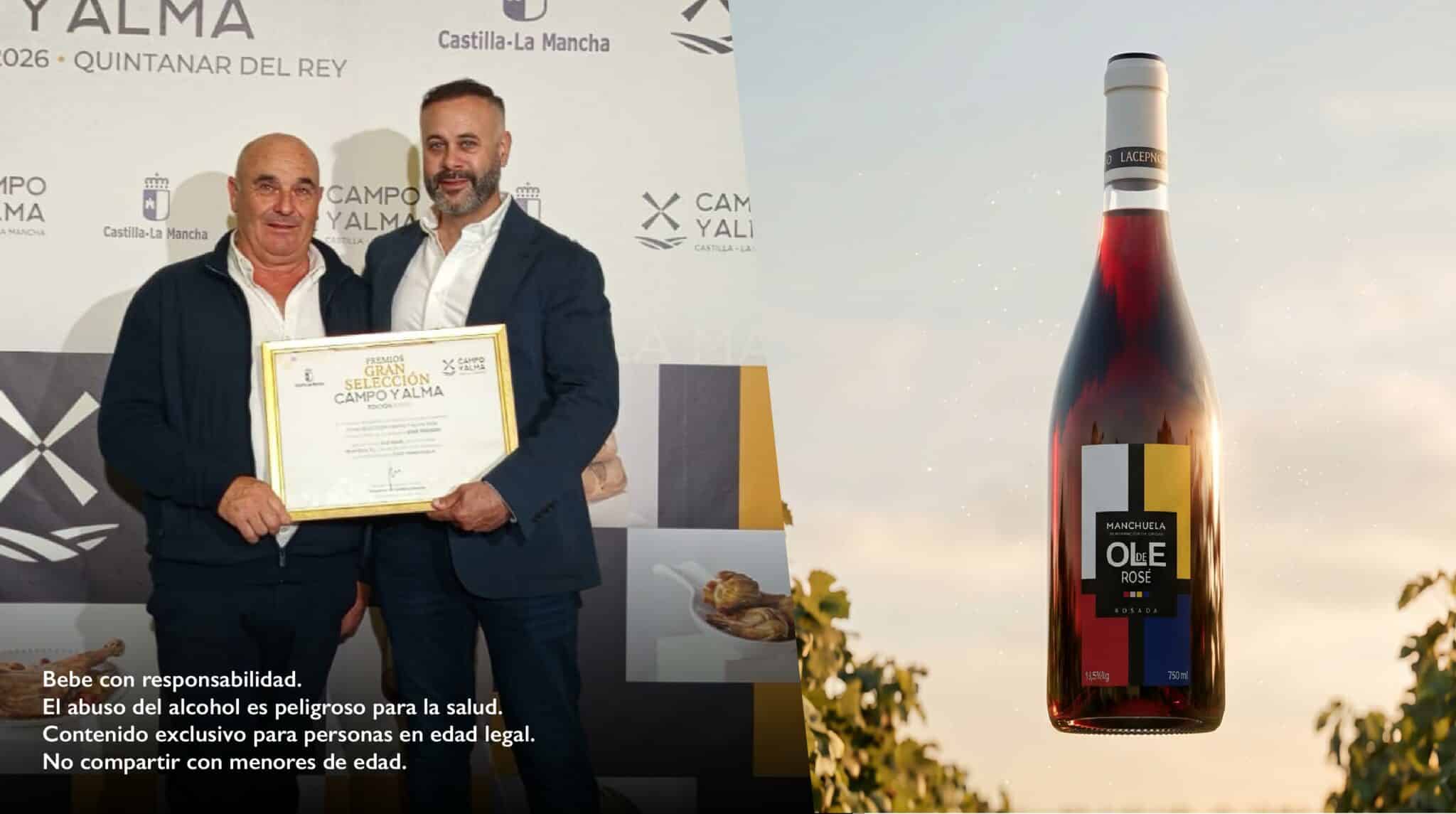 Entrega del Premio Gran Selección Campo y Alma 2026 al mejor vino rosado Olé de Rosé de la D.O. Manchuela en Quintanar del Rey junto a una botella del producto.