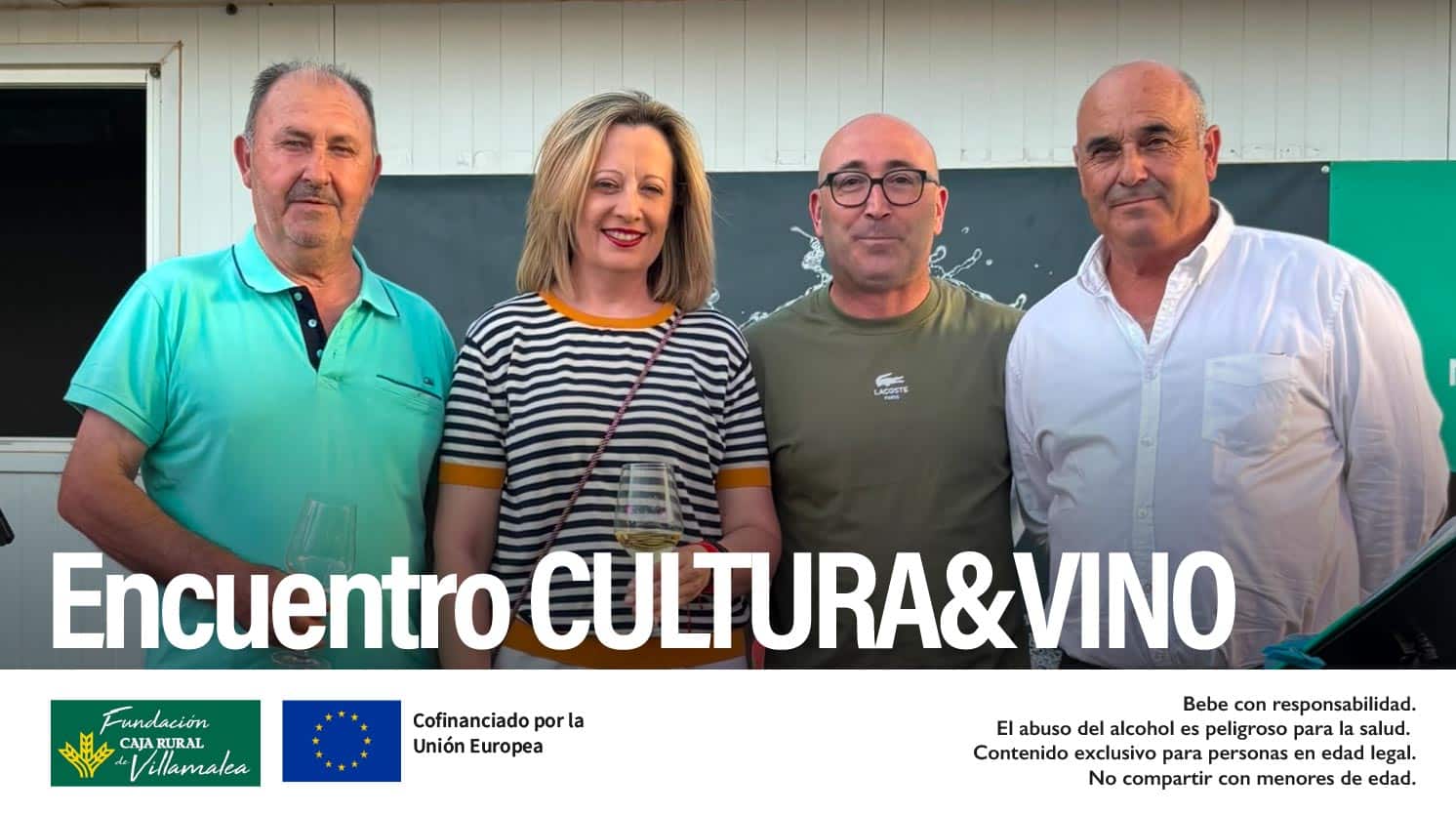Fotografía de grupo del presidente de la D.O. Manchuela, José Enrique, junto al Delegado de Agricultura de Albacete, Ramón, y asistentes al Encuentro Cultura y Vino en Villamalea. De fondo, cartel del evento con el logotipo de la denominación y el de la Fundación Caja Rural de Villamalea.