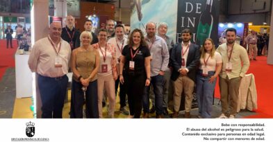 Imagen de grupo del equipo de la Denominación de Origen Manchuela y representantes de las bodegas participantes posando en el Stand 620 de la feria internacional WineMad 2026 en IFEMA Madrid, con el lema 'Vino de Influencia' y el logo de la Diputación Provincial de Cuenca.
