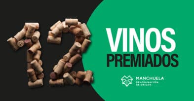 Infografía de la Denominación de Origen Manchuela con el número 12 formado por tapones de corcho de vino y el texto '12 Vinos Premiados' sobre un fondo dividido en negro y verde, celebrando el palmarés en Bruselas, FERCAM y Premios Baco.