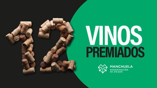 Infografía de la Denominación de Origen Manchuela con el número 12 formado por tapones de corcho de vino y el texto '12 Vinos Premiados' sobre un fondo dividido en negro y verde, celebrando el palmarés en Bruselas, FERCAM y Premios Baco.