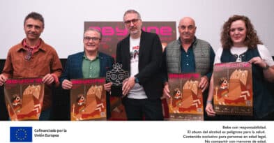Representantes de la D.O. Manchuela, la Ruta del Vino de La Manchuela y la dirección del Festival Abycine posan con el cartel oficial durante la presentación de la 28ª edición en Albacete
