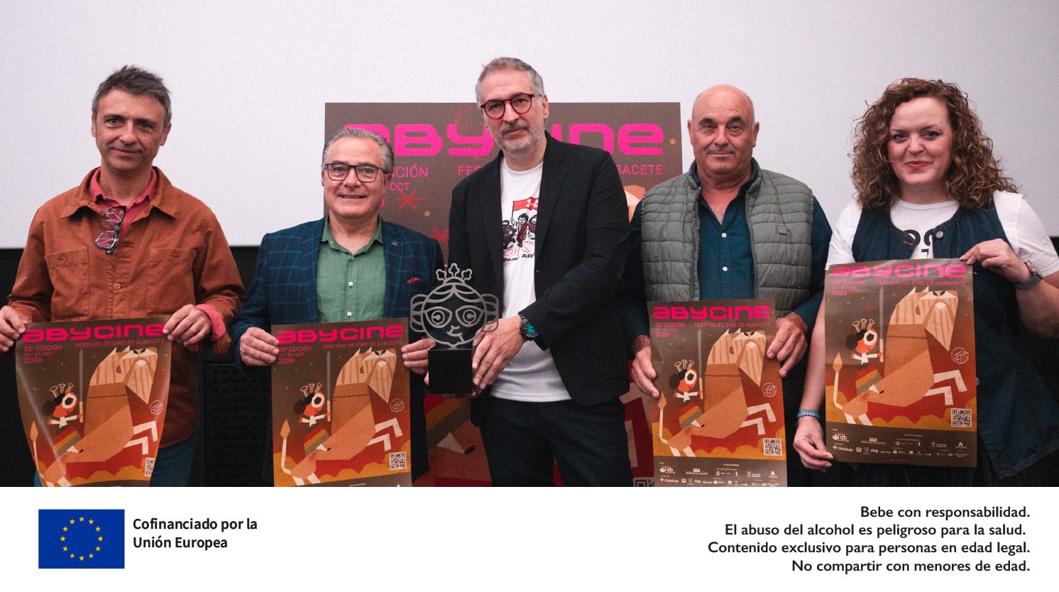 Representantes de la D.O. Manchuela, la Ruta del Vino de La Manchuela y la dirección del Festival Abycine posan con el cartel oficial durante la presentación de la 28ª edición en Albacete